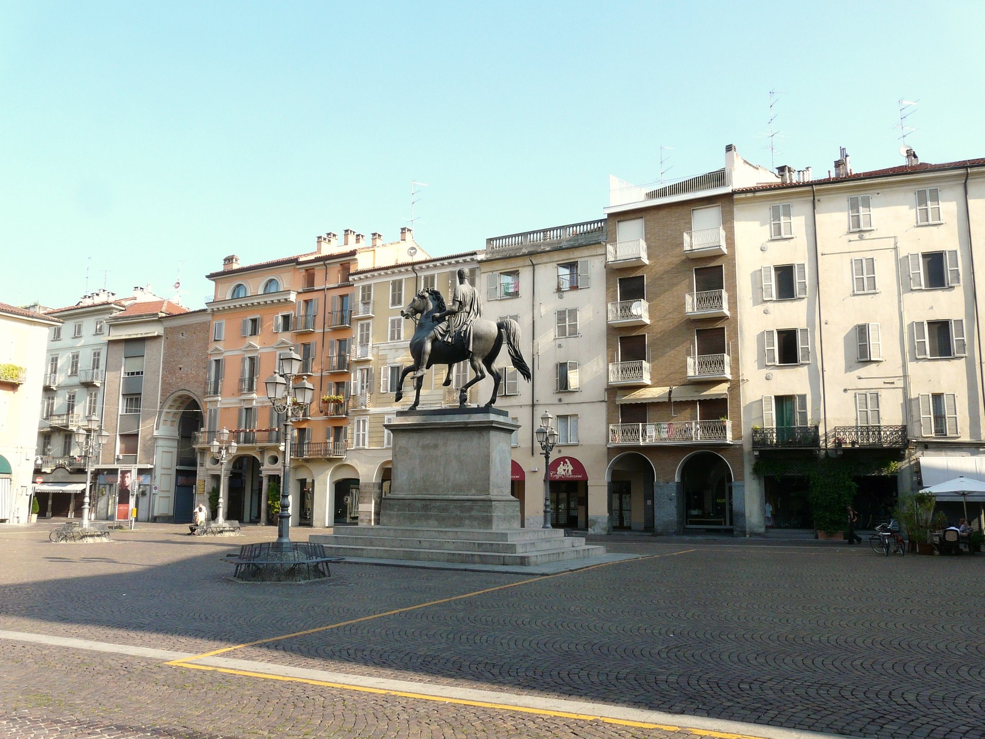 Davide Papalini, CC BY-SA 3.0 <https://creativecommons.org/licenses/by-sa/3.0>, via Wikimedia Commons