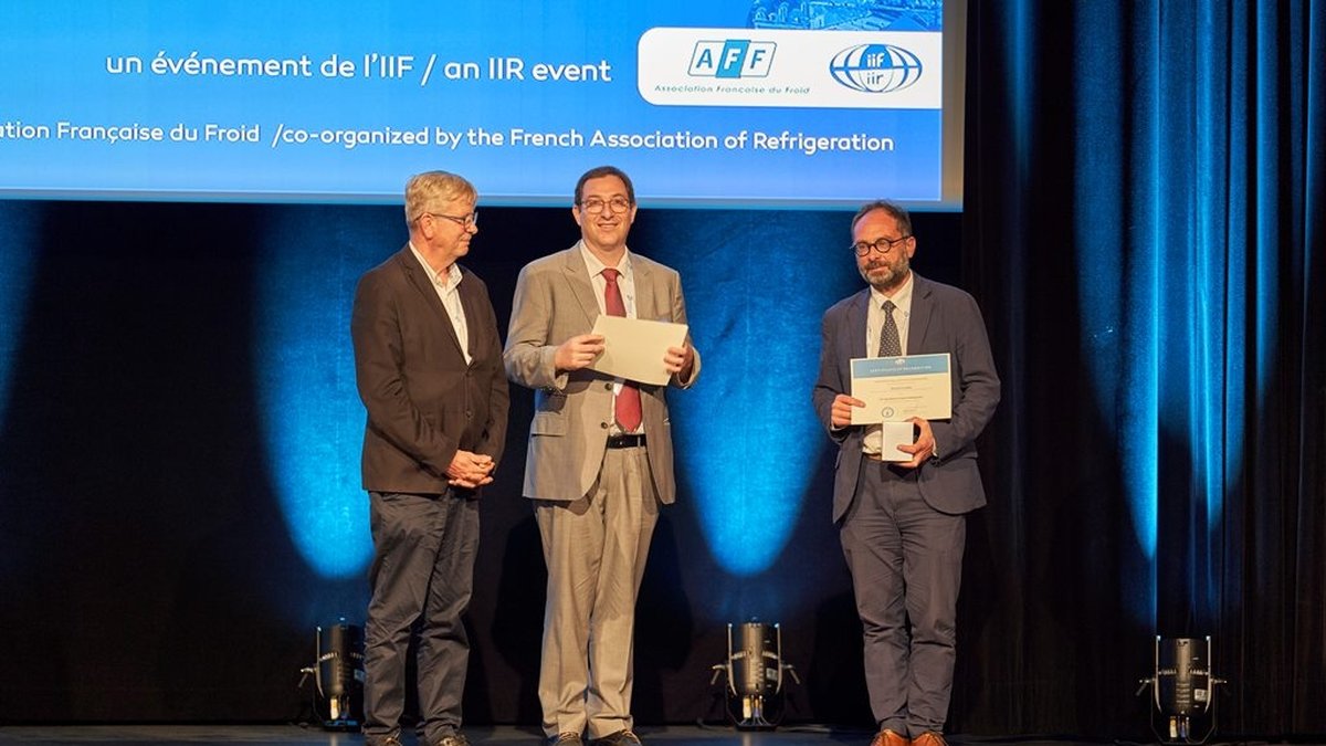 Jocelyn BONJOUR (INSA Lyon), au centre, entouré d'Eric DEVIN (AFF, à gauche), et de Gérald CAVALIER (Tecnea-Cemafroid et AFF, à droite) lors de la cérémonie de clôture du Congrés International du Froid (ICR 2023) à Paris en août 2023.